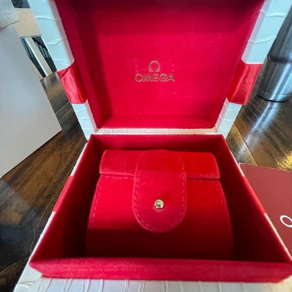 COPY - TheOMEGADeVillePrestigeclassic
features a two-tone mother-of-pearl dial/… - Picture 6 of 11